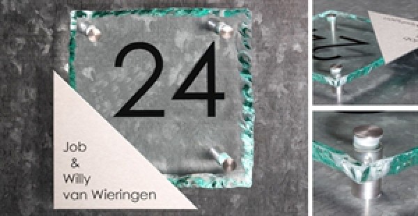 identificatie kubus Per Glazen naambordjes afmeting 21 x 21 cm.