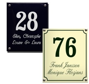 Emaille naambord met huisnummer gebold 