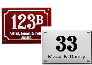 Emaille naamborden met huisnummer gebold. 